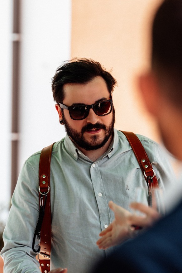 Andreas Nadrag mit Sonnenbrille und Kameragurt.